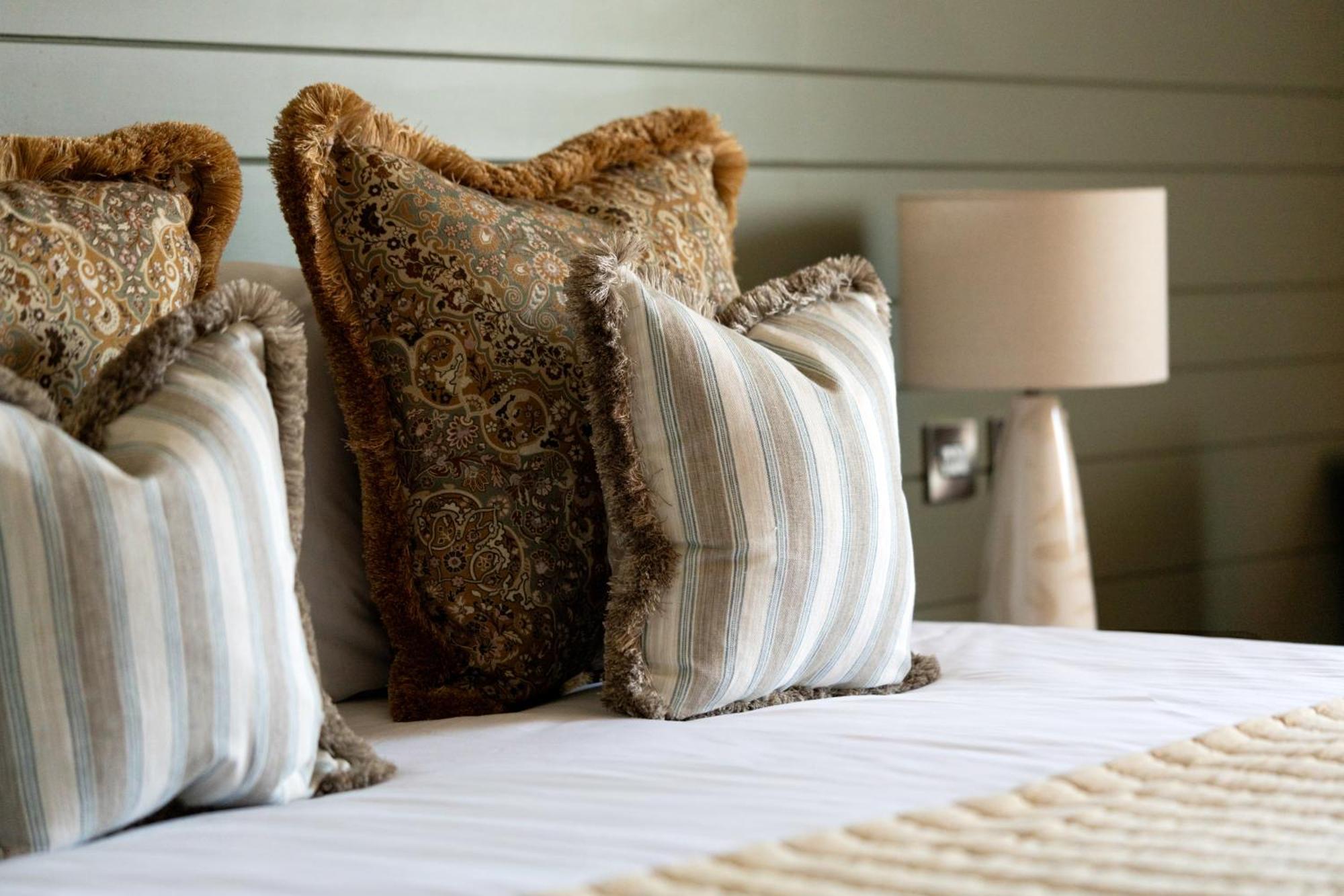 Crown Hotel Chertsey Kültér fotó