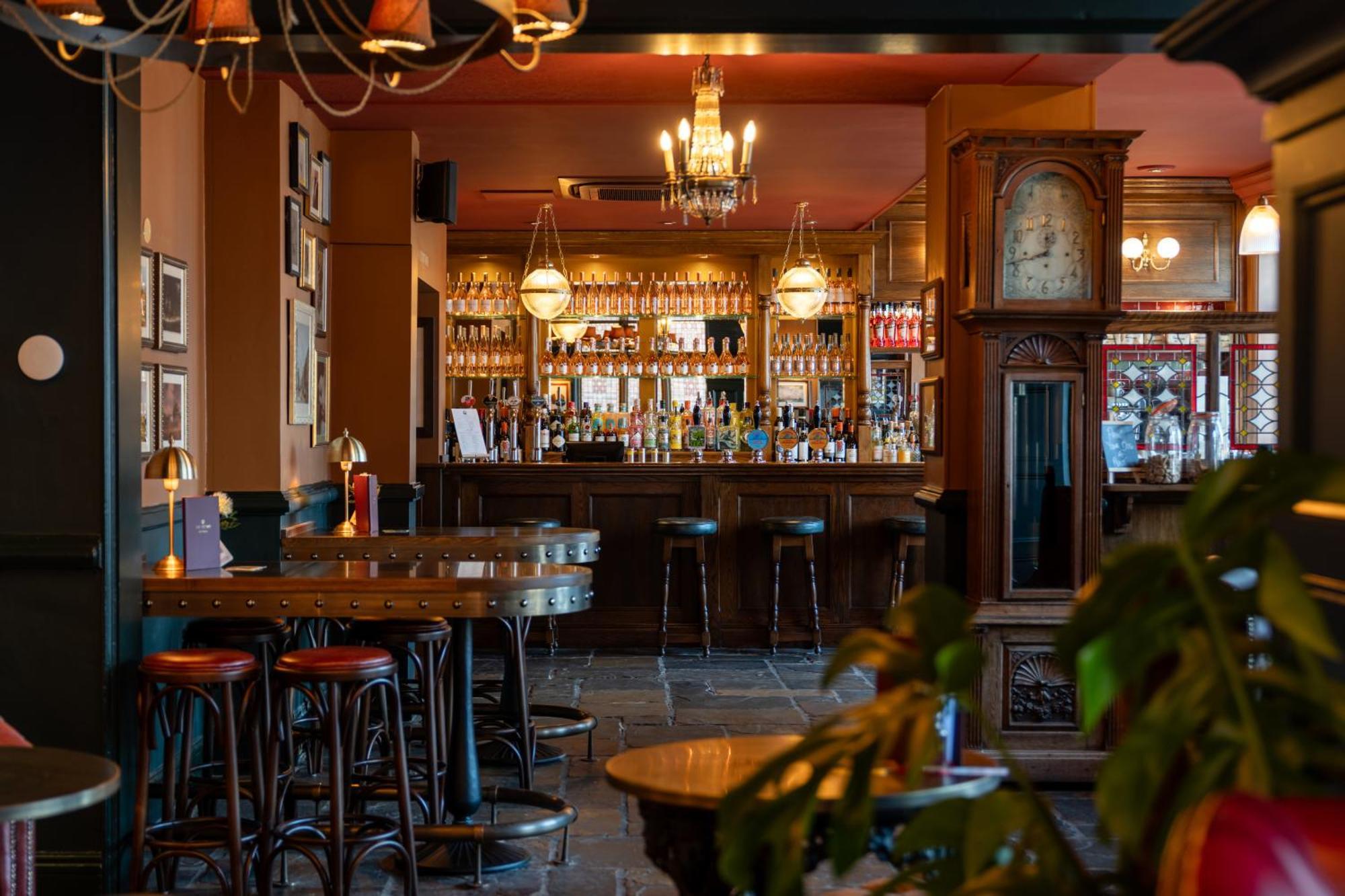 Crown Hotel Chertsey Kültér fotó