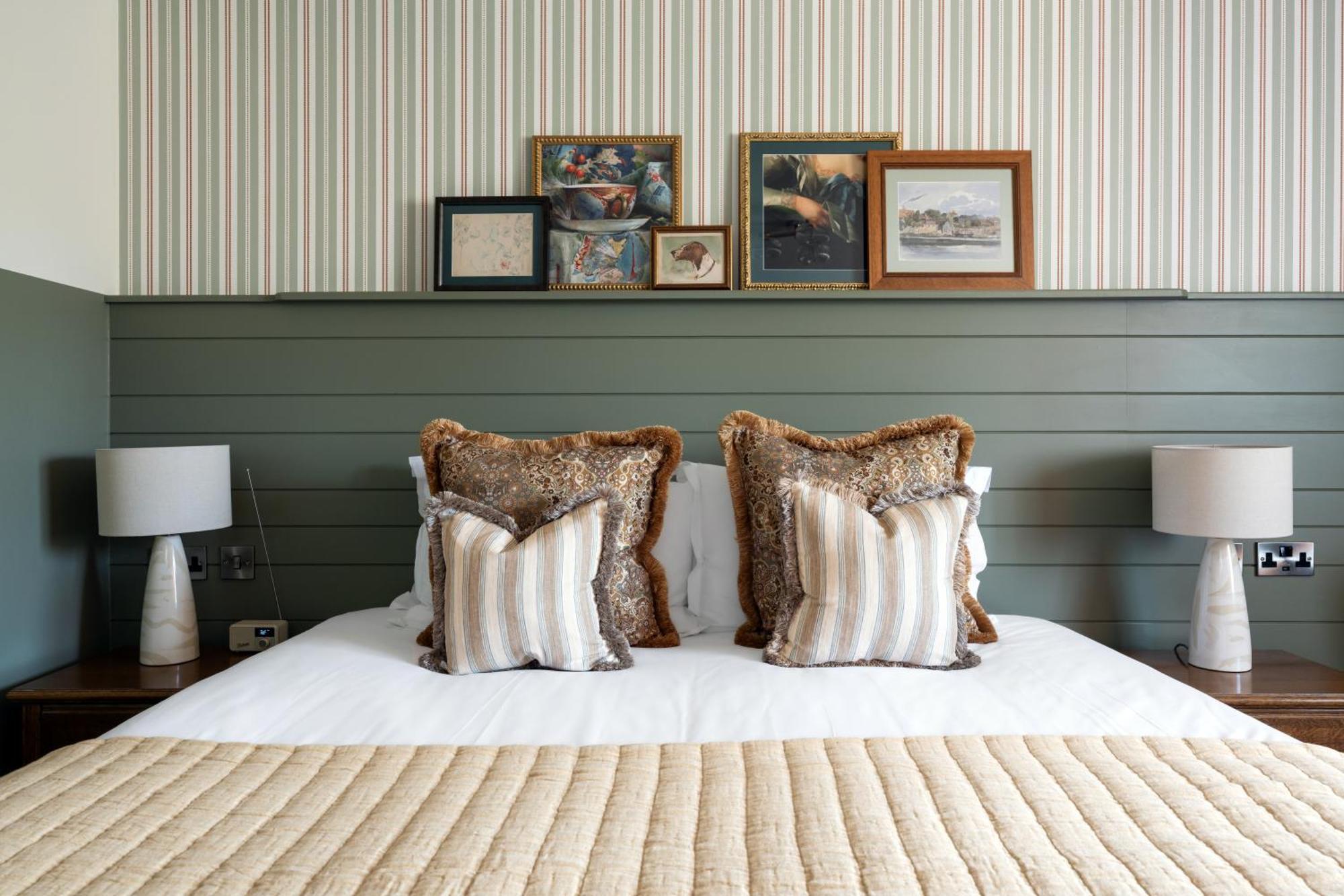 Crown Hotel Chertsey Kültér fotó