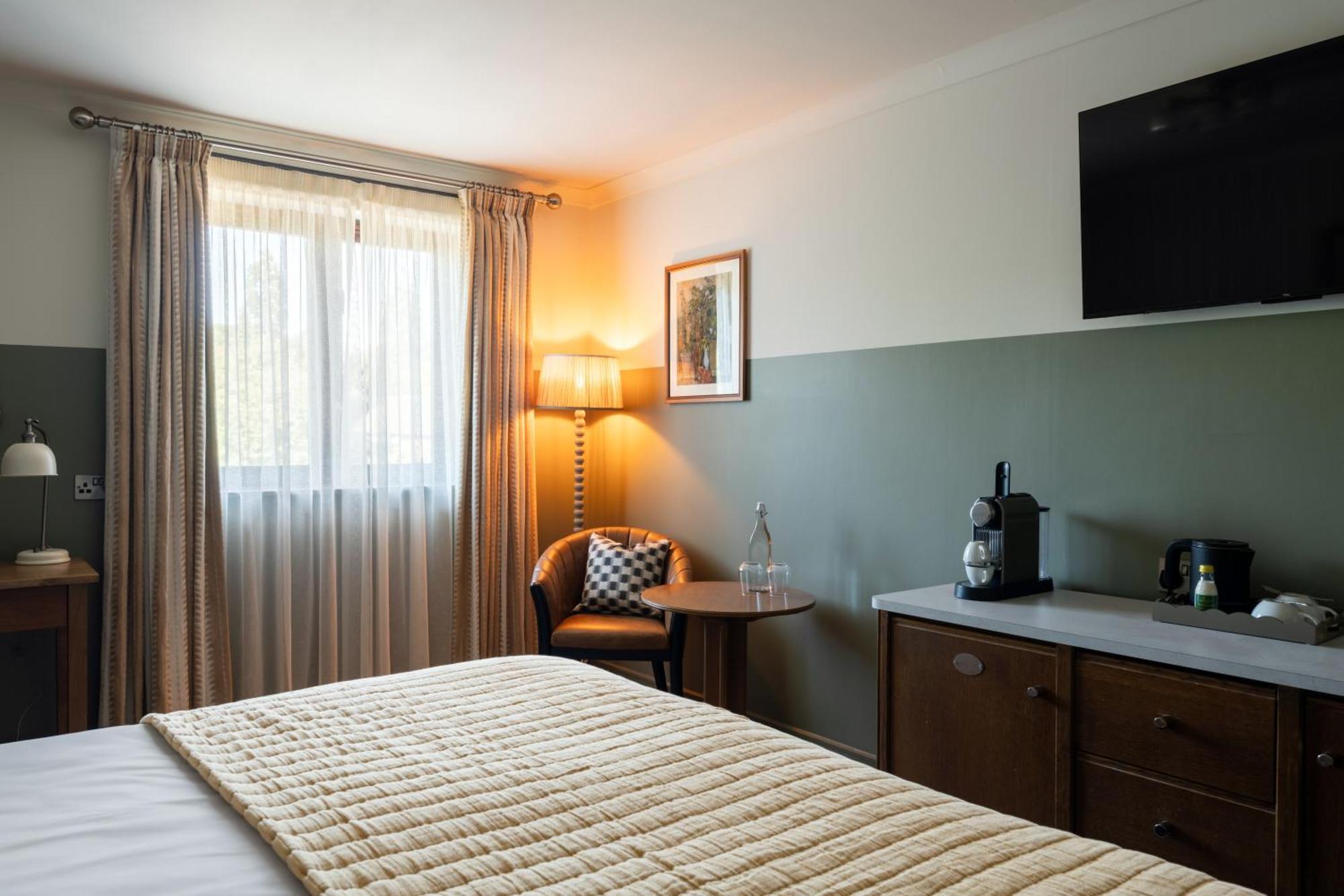 Crown Hotel Chertsey Kültér fotó