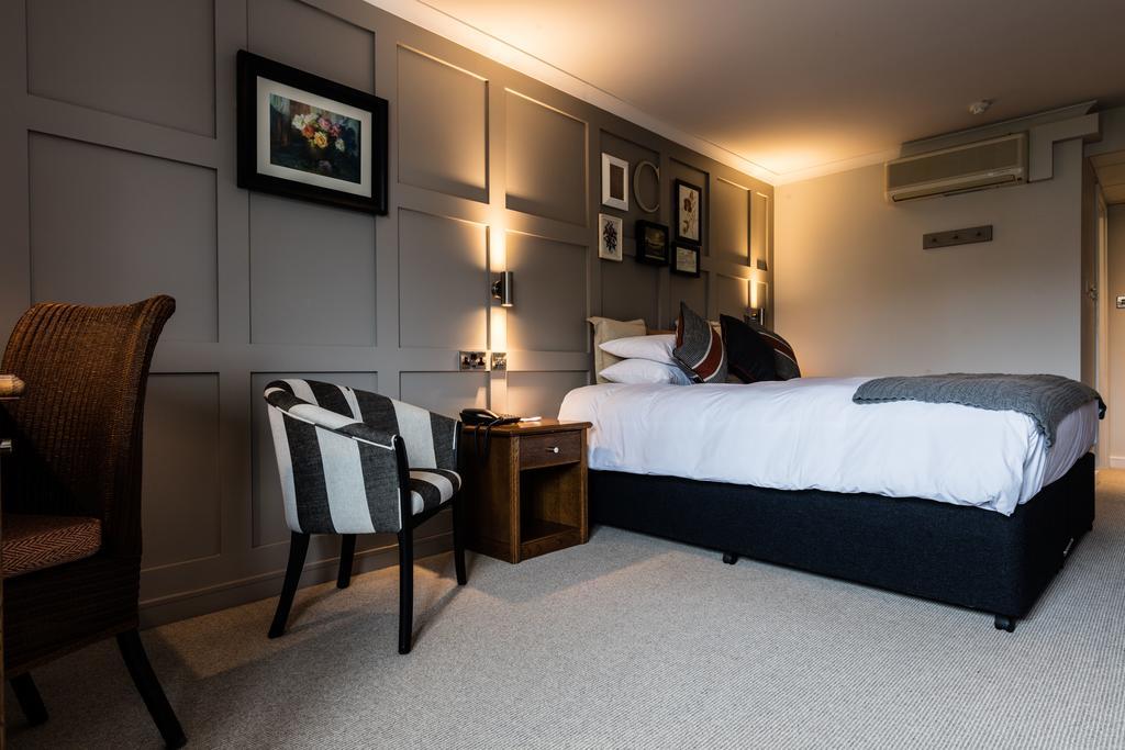 Crown Hotel Chertsey Kültér fotó
