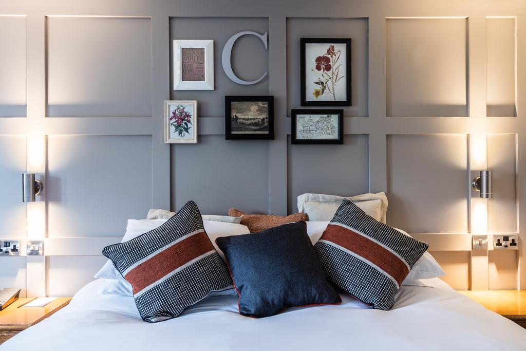 Crown Hotel Chertsey Kültér fotó