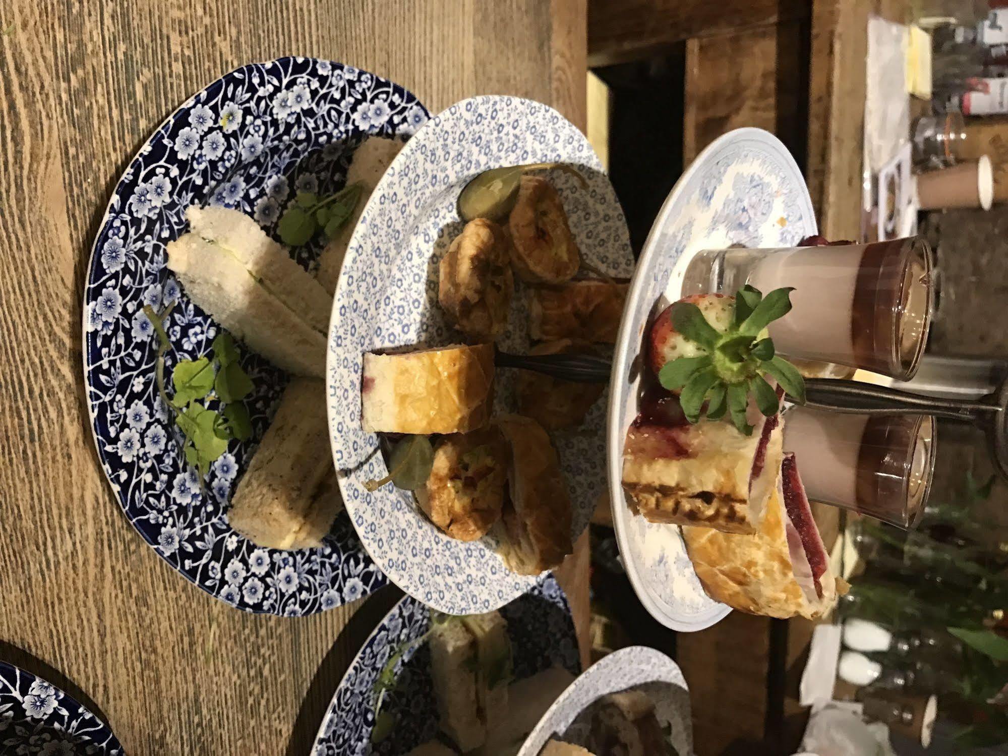 Crown Hotel Chertsey Kültér fotó