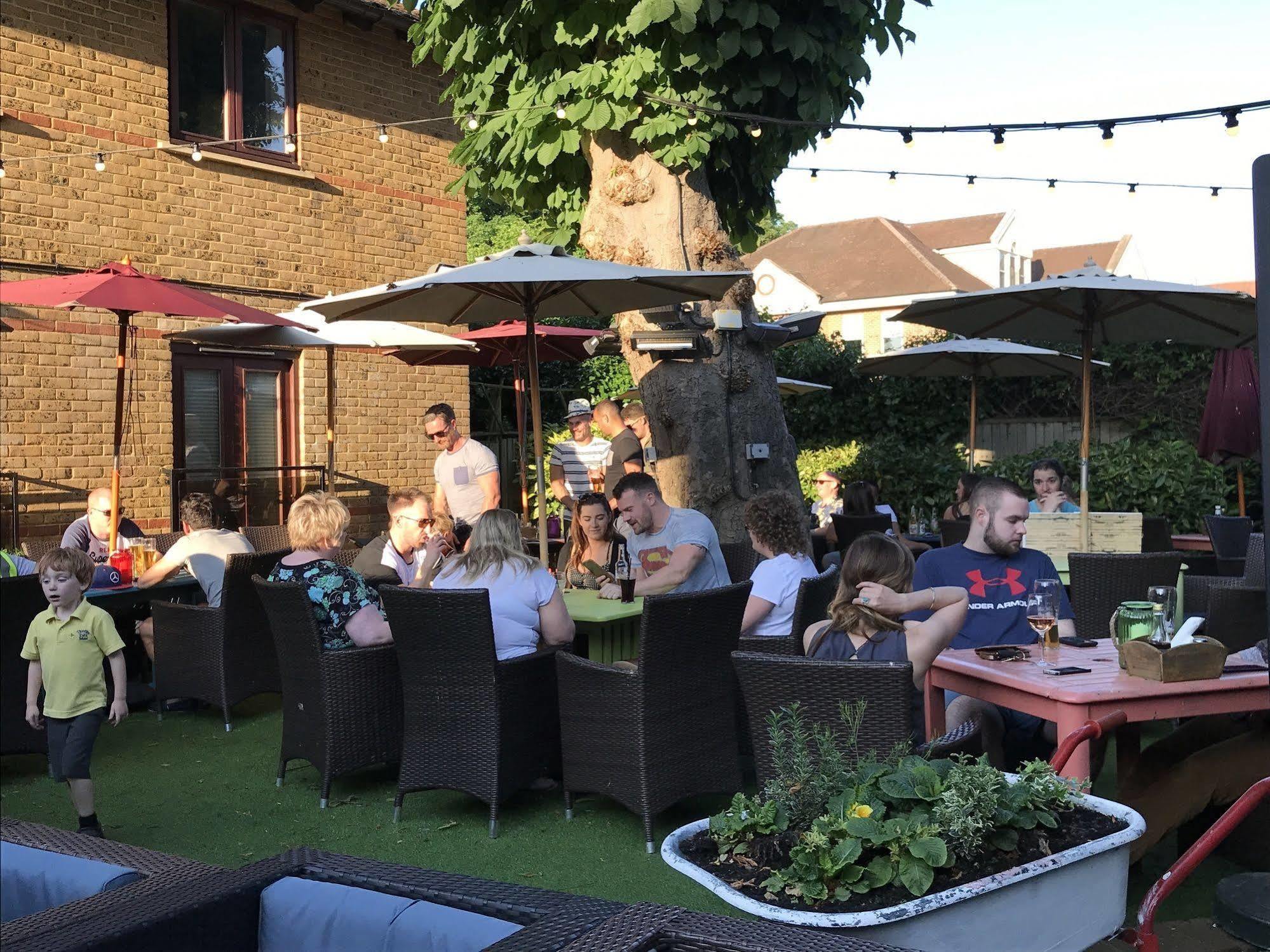 Crown Hotel Chertsey Kültér fotó