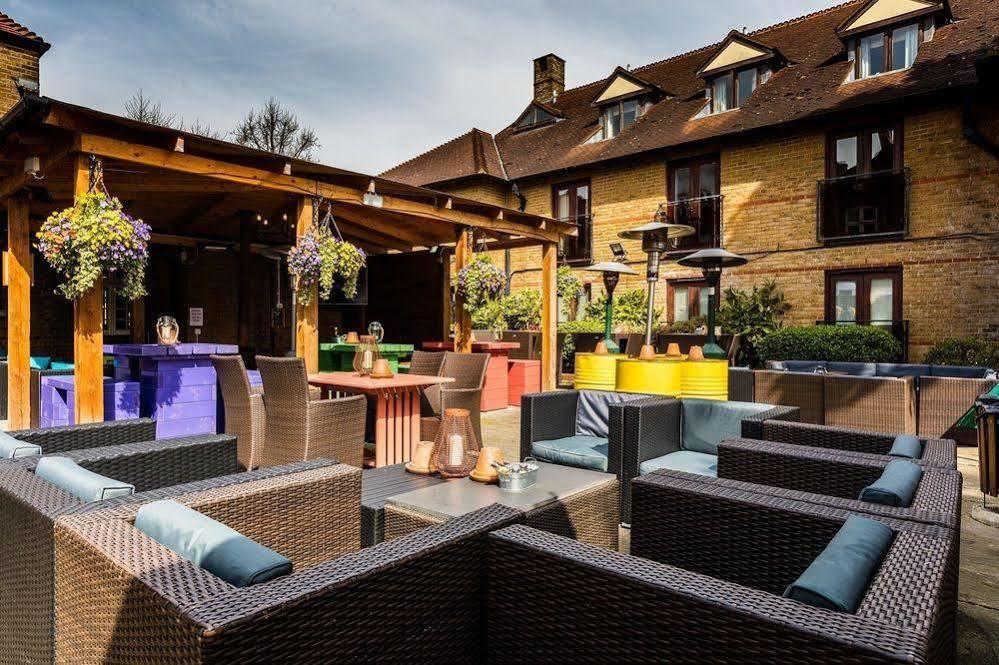Crown Hotel Chertsey Kültér fotó