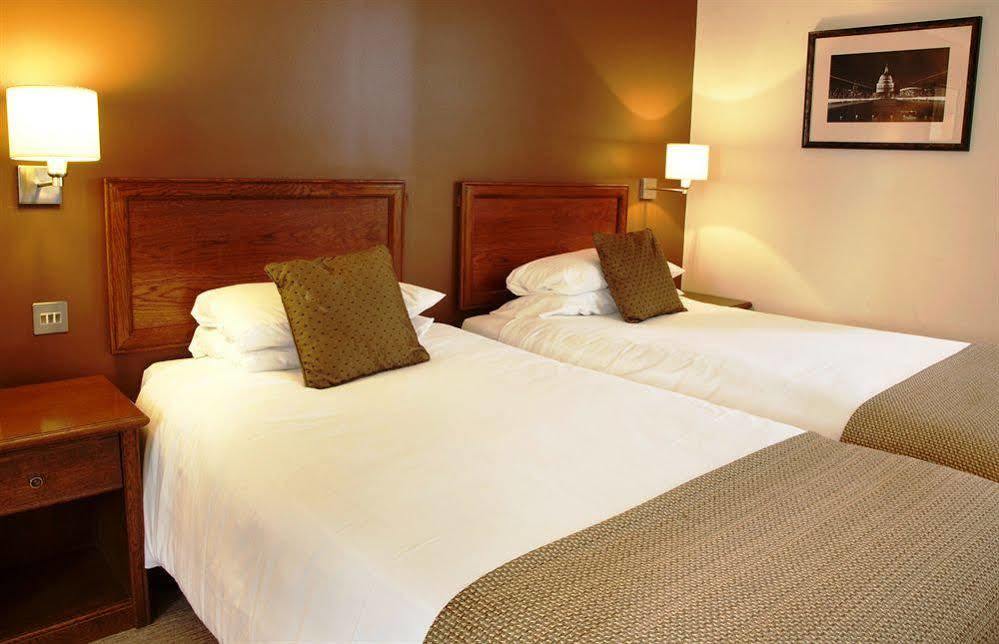 Crown Hotel Chertsey Kültér fotó