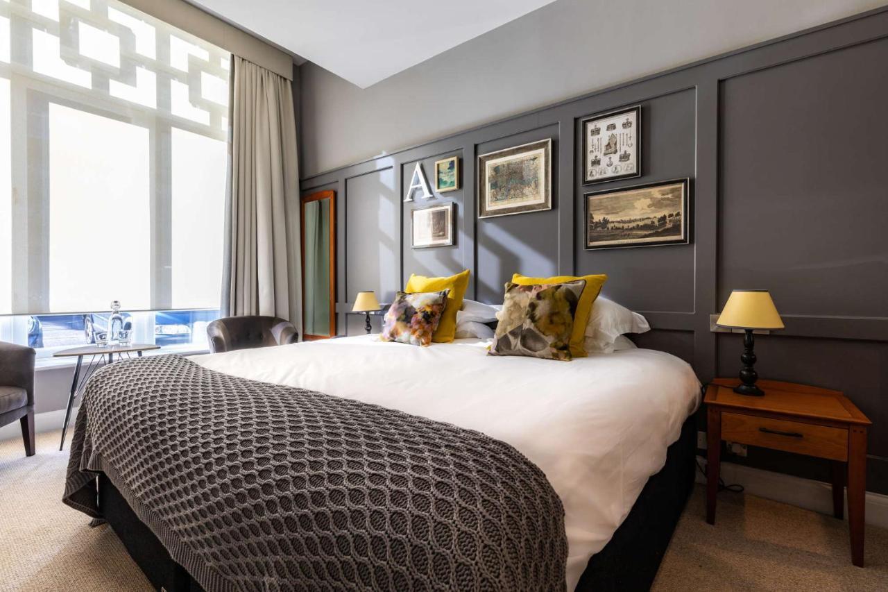 Crown Hotel Chertsey Kültér fotó