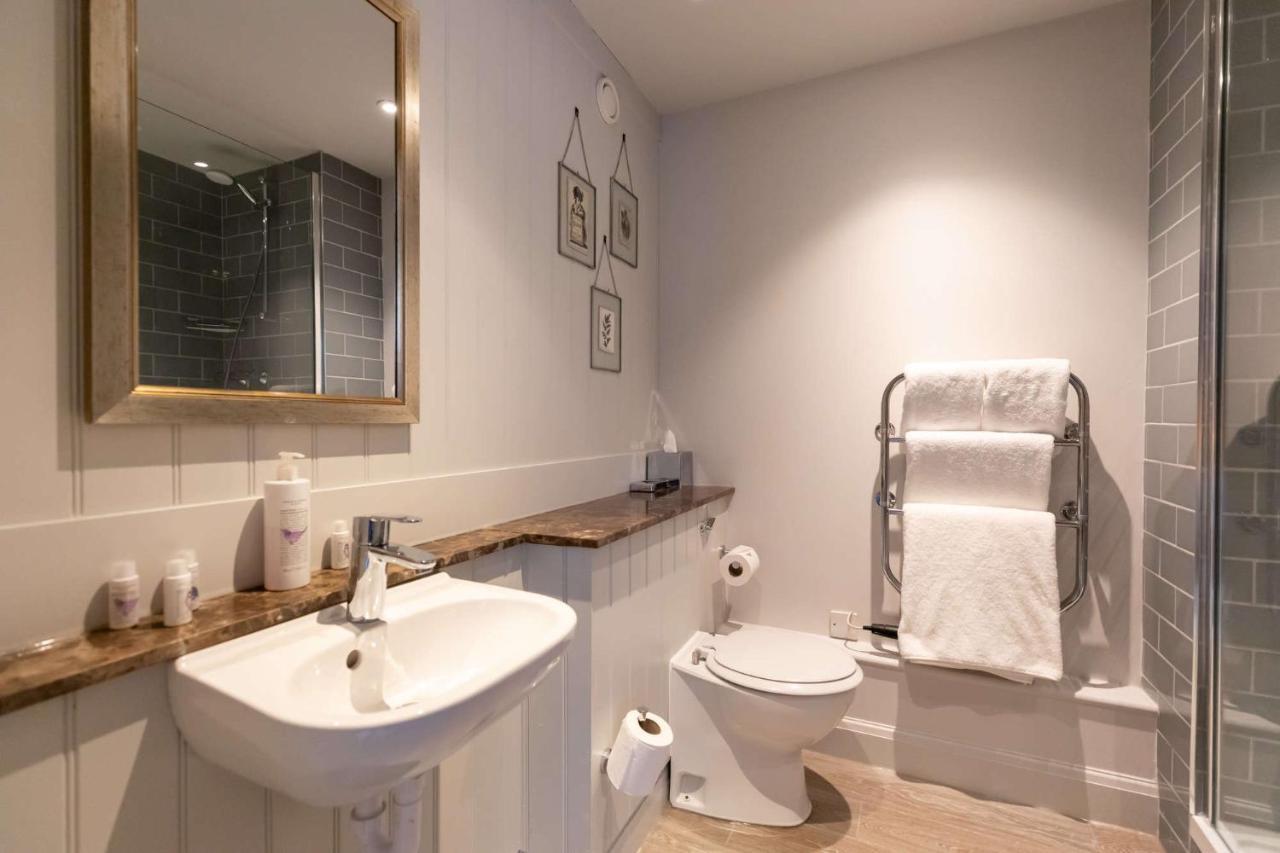 Crown Hotel Chertsey Kültér fotó