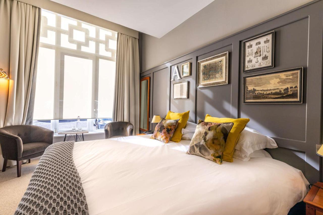 Crown Hotel Chertsey Kültér fotó